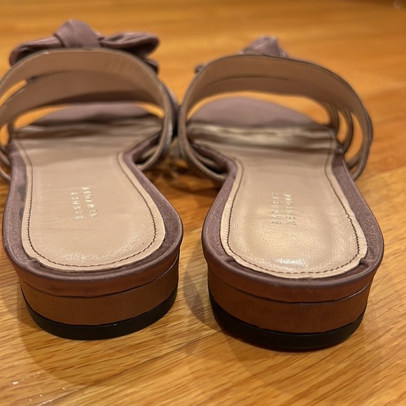 Description
As you see on the pics . 1 Rigth bow is missing. Confortable. - Picture 5 of 8